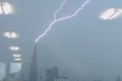 (VIDEO) Kako je grom udario najvišu zgradu u Londonu (VIDEO) Kako je grom udario najvišu zgradu u Londonu