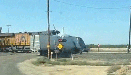 Dramatično: Voz sa tovarom tenkova udara u kamion na pružnom prelazu Dramatično: Voz sa tovarom tenkova udara u kamion na pružnom prelazu