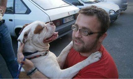 Ženka američkog staforda spasila vlasnika iz potpoljenog automobila Ženka američkog staforda spasila vlasnika iz potpoljenog automobila