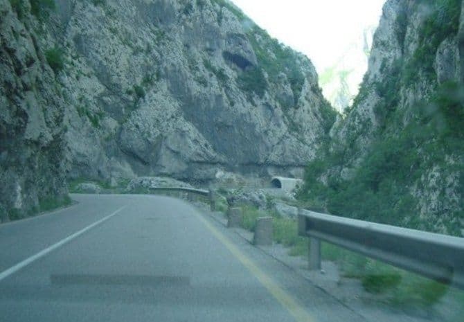 Dromira: Auto sletjelo u kanjon Morače, poginule tri djevojke Dromira: Auto sletjelo u kanjon Morače, poginule tri djevojke