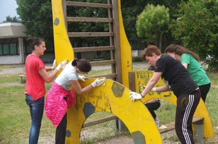 NVO Mladiinfo obnavlja igralište u Bloku V NVO Mladiinfo obnavlja igralište u Bloku V