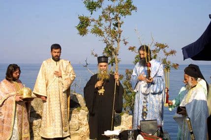 ZAUZIMANJE TERITORIJA: Patrijarh SPC služi liturgiju na ostacima rimokatoličke opatije?!! ZAUZIMANJE TERITORIJA: Patrijarh SPC služi liturgiju na ostacima rimokatoličke opatije?!!