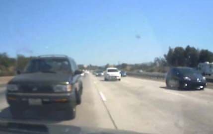 Pogledajte kako izgleda kada pukne guma pri brzini od 113 km/h Pogledajte kako izgleda kada pukne guma pri brzini od 113 km/h