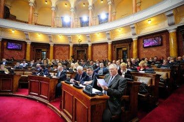 NOVOSTI: Pola Skupštine Srbije voli Ruse NOVOSTI: Pola Skupštine Srbije voli Ruse
