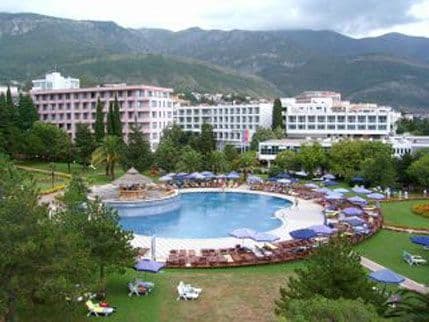 Žene i djeca iz Obrenovca u Bečićima Žene i djeca iz Obrenovca u Bečićima