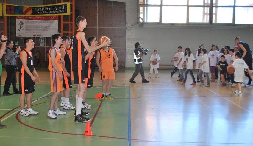 Ima 13 godina i visok je 226 santimetara! (VIDEO) Ima 13 godina i visok je 226 santimetara! (VIDEO)