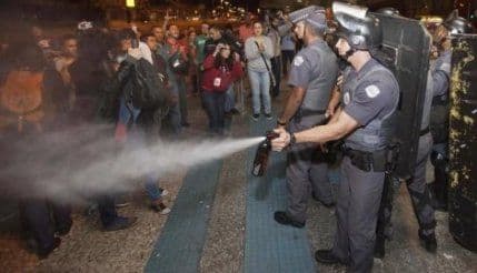 Sukobi štrajkača i policije u centru Sao Paola Sukobi štrajkača i policije u centru Sao Paola