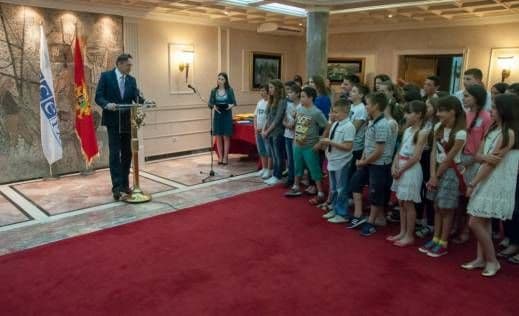 Krivokapić uručio sertifikate polaznicima Demokratskih radionica Krivokapić uručio sertifikate polaznicima Demokratskih radionica