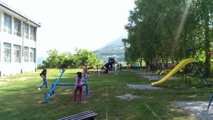 Završeni radovi na dječijem igralištu u OŠ ”Bajo Jojić” u Andrijevici Završeni radovi na dječijem igralištu u OŠ ”Bajo Jojić” u Andrijevici