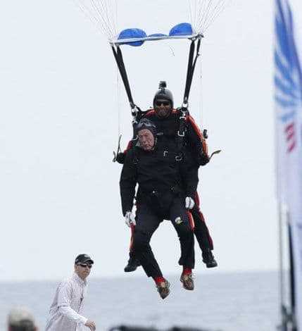 Džordž Buš za 90. rođendan skočio padobranom Džordž Buš za 90. rođendan skočio padobranom