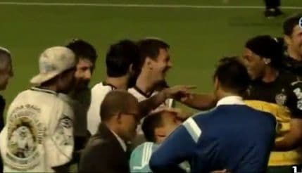 VIDEO: Ronaldinjov dvojnik presreo i oduševio Mesija VIDEO: Ronaldinjov dvojnik presreo i oduševio Mesija