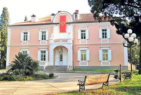 Vandali uništili ljuljaške za djecu sa invaliditetom Vandali uništili ljuljaške za djecu sa invaliditetom