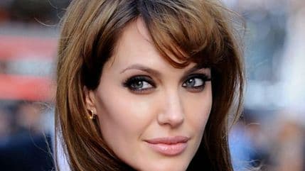 Kraljica Elizabeta dodijelila Anđelini Džoli titulu "dame" Kraljica Elizabeta dodijelila Anđelini Džoli titulu "dame"