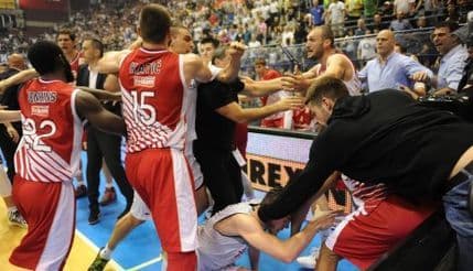 VIDEO: Sramotna tuča košarkaša Zvezde i Partizana! VIDEO: Sramotna tuča košarkaša Zvezde i Partizana!