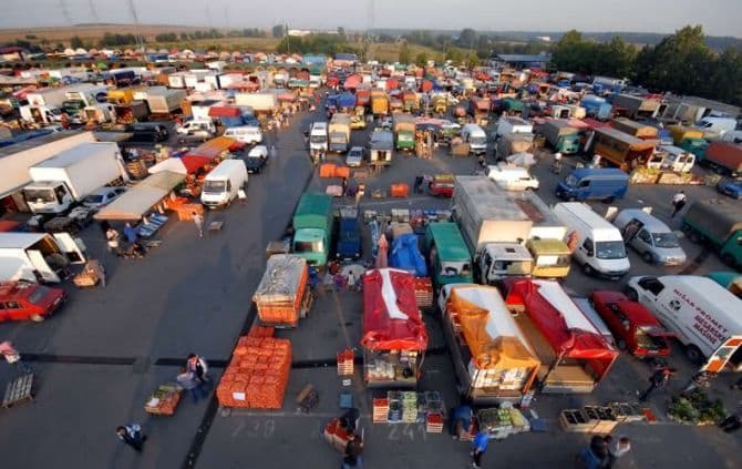 Srbija: Kupci na pijacama neće povrće sa poplavljenih područja Srbija: Kupci na pijacama neće povrće sa poplavljenih područja