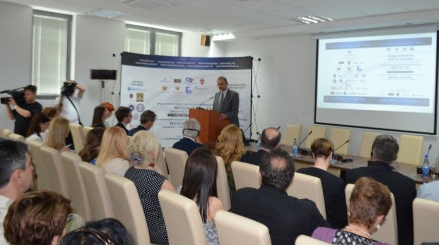 Novinarstvo jeste u krizi Novinarstvo jeste u krizi