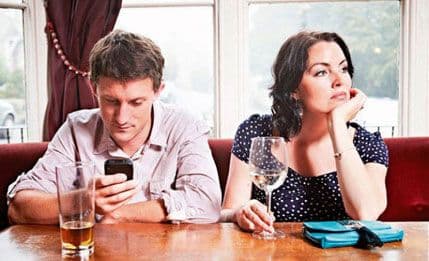 Zavisnost od pametnih telefona sve ozbiljniji problem Zavisnost od pametnih telefona sve ozbiljniji problem