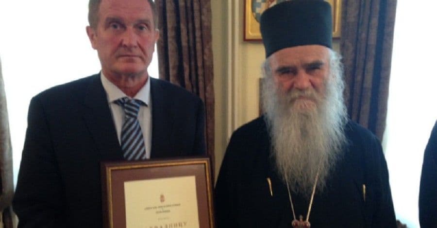 Bingulac uručio zahvalnicu Amfilohiju Bingulac uručio zahvalnicu Amfilohiju