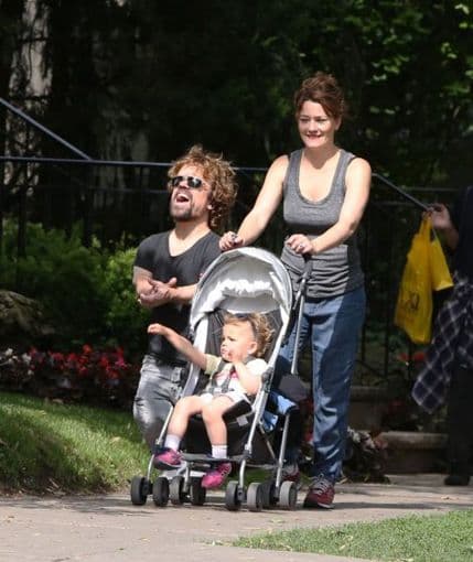 Ovako odmara jedan "Lanister": Piter Dinklidž sa suprugom i ćerkom Ovako odmara jedan "Lanister": Piter Dinklidž sa suprugom i ćerkom