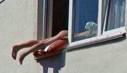 Gola žena na prozoru izazvala lančani sudar Gola žena na prozoru izazvala lančani sudar