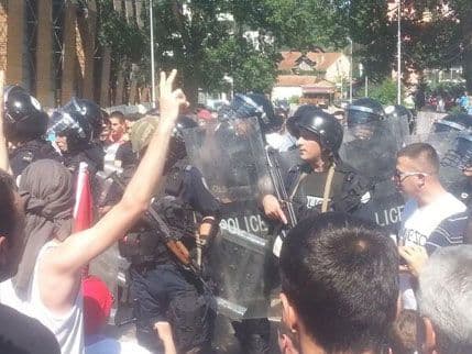 Neredi u Kosovskoj Mitrovici Neredi u Kosovskoj Mitrovici