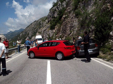Sudar tri vozila na Brajićima, nema povrijeđenih Sudar tri vozila na Brajićima, nema povrijeđenih