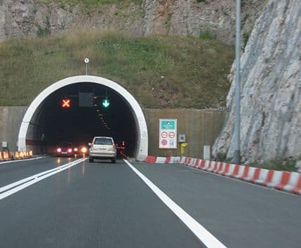 EIB odobrila 30 miliona eura kredita za sanaciju puteva i obilaznica oko gradova EIB odobrila 30 miliona eura kredita za sanaciju puteva i obilaznica oko gradova