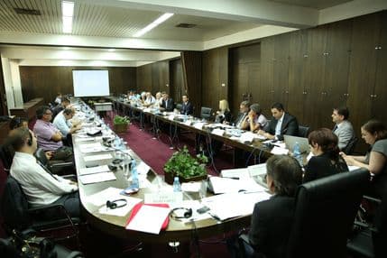 Obezbijediti političku i finansijsku nezavisnost emitera javnog servisa Obezbijediti političku i finansijsku nezavisnost emitera javnog servisa