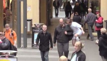 VIDEO: Finci po ulicama grizu ljude za rame! VIDEO: Finci po ulicama grizu ljude za rame!