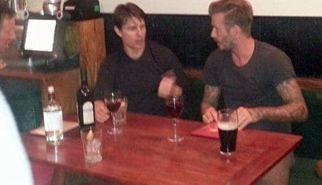 FOTO: Tom Kruz i Dejvid Bekam piju u pabu u Londonu FOTO: Tom Kruz i Dejvid Bekam piju u pabu u Londonu