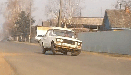 Baš ludo: Pogledajte ladu koja poskakuje, a u stvari se raspada Baš ludo: Pogledajte ladu koja poskakuje, a u stvari se raspada