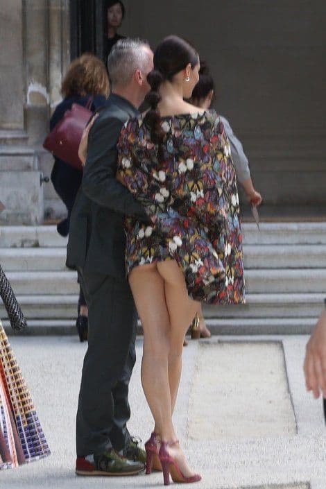 FOTO: Zbog nestašnog Erosa cio svijet vidio golu pozadinu njegove nove žene FOTO: Zbog nestašnog Erosa cio svijet vidio golu pozadinu njegove nove žene