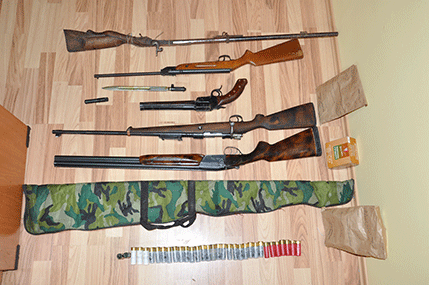 U Kotoru oduzeti četiri puške, pištolj i municija u ilegalnom posjedu U Kotoru oduzeti četiri puške, pištolj i municija u ilegalnom posjedu