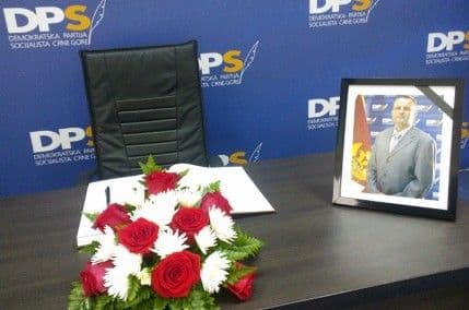 Knjiga žalosti povodom smrti Šturanovića otvorena u sjedištu DPS-a Knjiga žalosti povodom smrti Šturanovića otvorena u sjedištu DPS-a