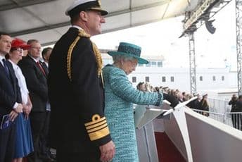 Kraljica bocom škotskog viskija krstila najveći britanski ratni brod