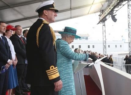 Kraljica bocom škotskog viskija krstila najveći britanski ratni brod Kraljica bocom škotskog viskija krstila najveći britanski ratni brod