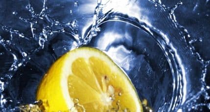 Pet razloga zašto piti toplu vodu sa limunom Pet razloga zašto piti toplu vodu sa limunom