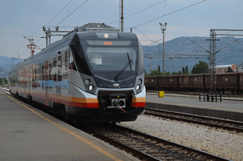 Zbog nedostatka vozova i radova na pruzi više putnika u autobusima Zbog nedostatka vozova i radova na pruzi više putnika u autobusima