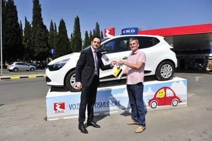 Jugopetrol nagradio četvrtog dobitnika igre "Vozi i osvoji" Jugopetrol nagradio četvrtog dobitnika igre "Vozi i osvoji"