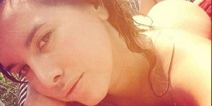 Nives Celzijus objavila fotografiju na kojoj se sunča potpuno gola Nives Celzijus objavila fotografiju na kojoj se sunča potpuno gola