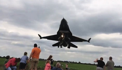 POGLEDAJTE: Avion umalo pokosio publiku prilikom vratolomije POGLEDAJTE: Avion umalo pokosio publiku prilikom vratolomije