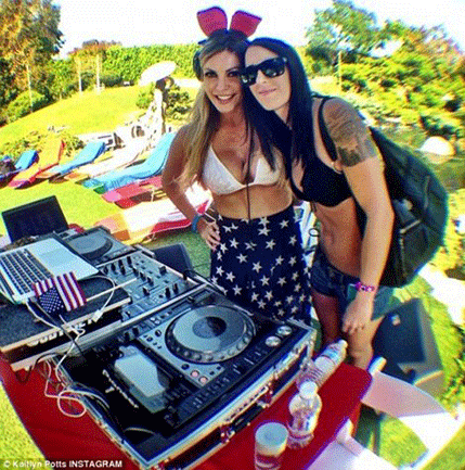 FOTO: Ovako se Dan nezavisnosti slavi u Hefnerovoj vili! FOTO: Ovako se Dan nezavisnosti slavi u Hefnerovoj vili!