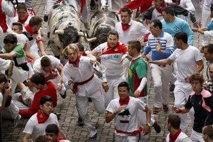 Petoro povrijeđeno u trci s bikovima Petoro povrijeđeno u trci s bikovima