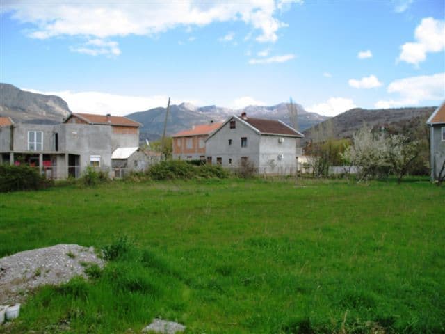 Zalutali metak umalo pogodio djecu Zalutali metak umalo pogodio djecu