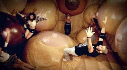 Nova atrakcija u Njujorku: Skakanje po gumenim grudima Nova atrakcija u Njujorku: Skakanje po gumenim grudima