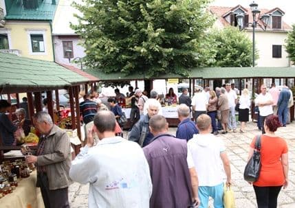 Brojni izlagači i posjetioci na manifestaciji "Miris lipa i meda" na Cetinju Brojni izlagači i posjetioci na manifestaciji "Miris lipa i meda" na Cetinju