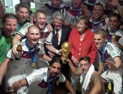 Merkel u svlačionici sa svjetskim prvacima Merkel u svlačionici sa svjetskim prvacima