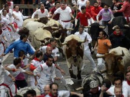 Bik povrijedio dvije osobe u završnoj trci u Pamploni Bik povrijedio dvije osobe u završnoj trci u Pamploni