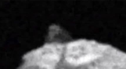 Asteroid sa crnom piramidom leti prema Zemlji Asteroid sa crnom piramidom leti prema Zemlji