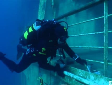 VIDEO: Ronioci pretraživali unutrašnjost potonulog kruzera VIDEO: Ronioci pretraživali unutrašnjost potonulog kruzera